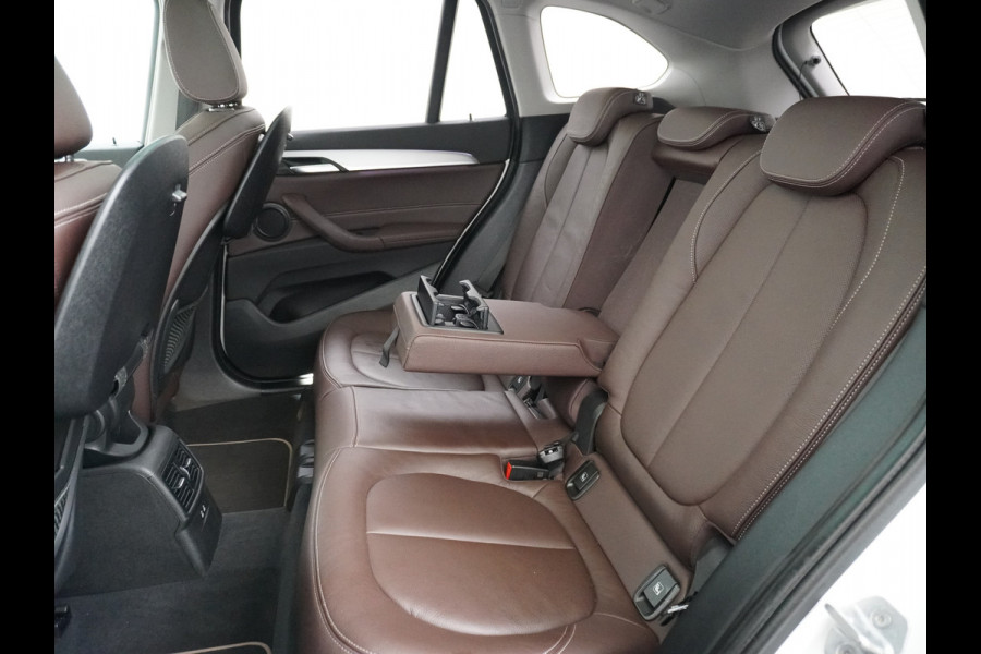BMW X1 sDrive20i 192pk AUT-7 Sport/ Leer Pano-dak LED PDC-a+v Trekhaak Camera Navi-Pro Connected-Drive Dual-Ecc Cruise Control High Exe Keyless Stoelverwarming Led Elek.Achterklep Privacy Glas Mooie complete auto! 1800 kg trekvermogen!