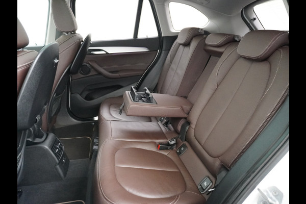 BMW X1 sDrive20i 192pk AUT-7 Sport/ Leer Pano-dak LED PDC-a+v Trekhaak Camera Navi-Pro Connected-Drive Dual-Ecc Cruise Control High Exe Keyless Stoelverwarming Led Elek.Achterklep Privacy Glas Mooie complete auto! 1800 kg trekvermogen!