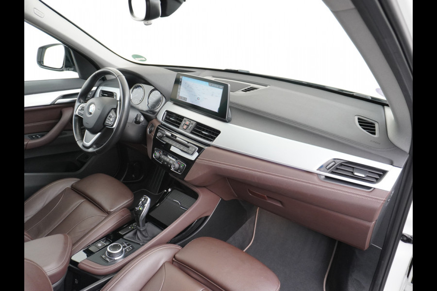BMW X1 sDrive20i 192pk AUT-7 Sport/ Leer Pano-dak LED PDC-a+v Trekhaak Camera Navi-Pro Connected-Drive Dual-Ecc Cruise Control High Exe Keyless Stoelverwarming Led Elek.Achterklep Privacy Glas Mooie complete auto! 1800 kg trekvermogen!