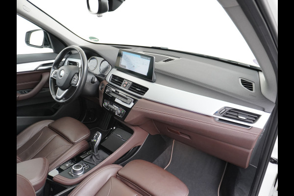 BMW X1 sDrive20i 192pk AUT-7 Sport/ Leer Pano-dak LED PDC-a+v Trekhaak Camera Navi-Pro Connected-Drive Dual-Ecc Cruise Control High Exe Keyless Stoelverwarming Led Elek.Achterklep Privacy Glas Mooie complete auto! 1800 kg trekvermogen!