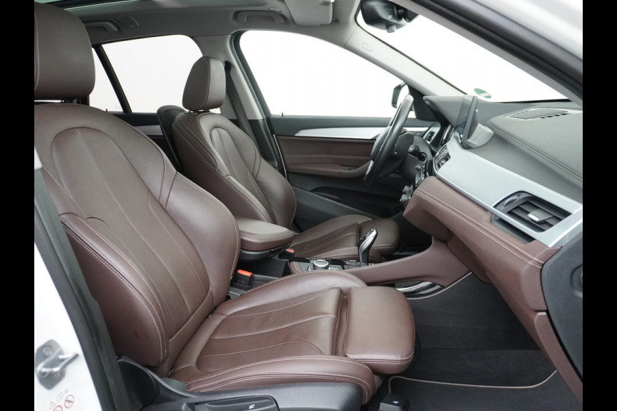 BMW X1 sDrive20i 192pk AUT-7 Sport/ Leer Pano-dak LED PDC-a+v Trekhaak Camera Navi-Pro Connected-Drive Dual-Ecc Cruise Control High Exe Keyless Stoelverwarming Led Elek.Achterklep Privacy Glas Mooie complete auto! 1800 kg trekvermogen!