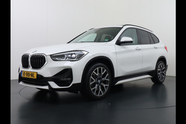 BMW X1 sDrive20i 192pk AUT-7 Sport/ Leer Pano-dak LED PDC-a+v Trekhaak Camera Navi-Pro Connected-Drive Dual-Ecc Cruise Control High Exe Keyless Stoelverwarming Led Elek.Achterklep Privacy Glas Mooie complete auto! 1800 kg trekvermogen!