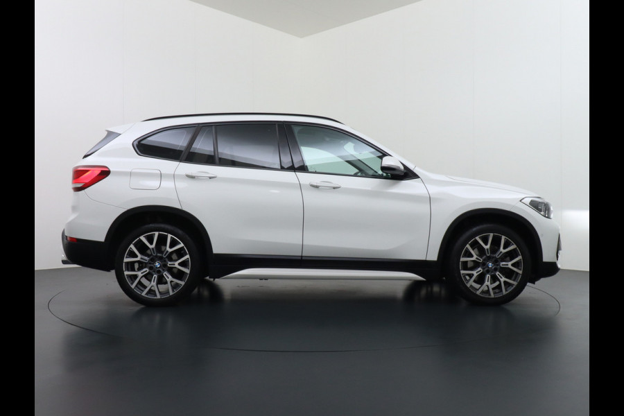 BMW X1 sDrive20i 192pk AUT-7 Sport/ Leer Pano-dak LED PDC-a+v Trekhaak Camera Navi-Pro Connected-Drive Dual-Ecc Cruise Control High Exe Keyless Stoelverwarming Led Elek.Achterklep Privacy Glas Mooie complete auto! 1800 kg trekvermogen!