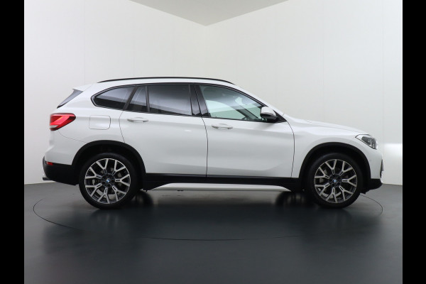BMW X1 sDrive20i 192pk AUT-7 Sport/ Leer Pano-dak LED PDC-a+v Trekhaak Camera Navi-Pro Connected-Drive Dual-Ecc Cruise Control High Exe Keyless Stoelverwarming Led Elek.Achterklep Privacy Glas Mooie complete auto! 1800 kg trekvermogen!