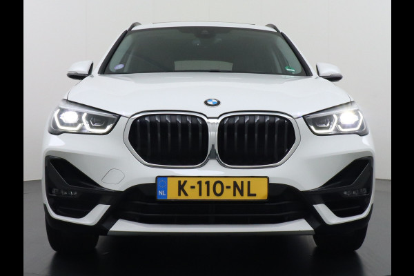 BMW X1 sDrive20i 192pk AUT-7 Sport/ Leer Pano-dak LED PDC-a+v Trekhaak Camera Navi-Pro Connected-Drive Dual-Ecc Cruise Control High Exe Keyless Stoelverwarming Led Elek.Achterklep Privacy Glas Mooie complete auto! 1800 kg trekvermogen!