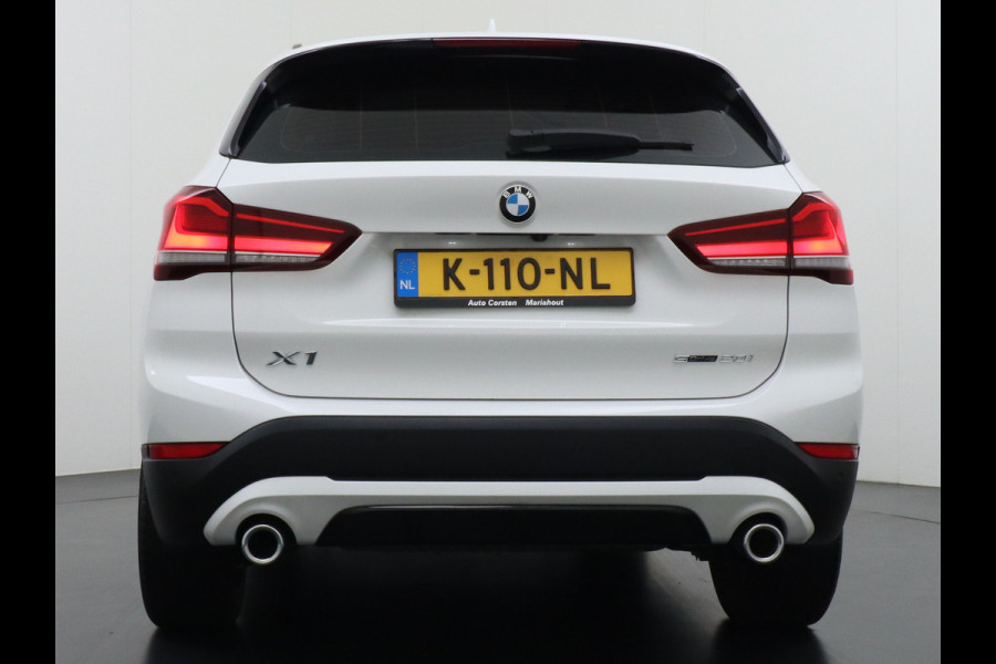 BMW X1 sDrive20i 192pk AUT-7 Sport/ Leer Pano-dak LED PDC-a+v Trekhaak Camera Navi-Pro Connected-Drive Dual-Ecc Cruise Control High Exe Keyless Stoelverwarming Led Elek.Achterklep Privacy Glas Mooie complete auto! 1800 kg trekvermogen!