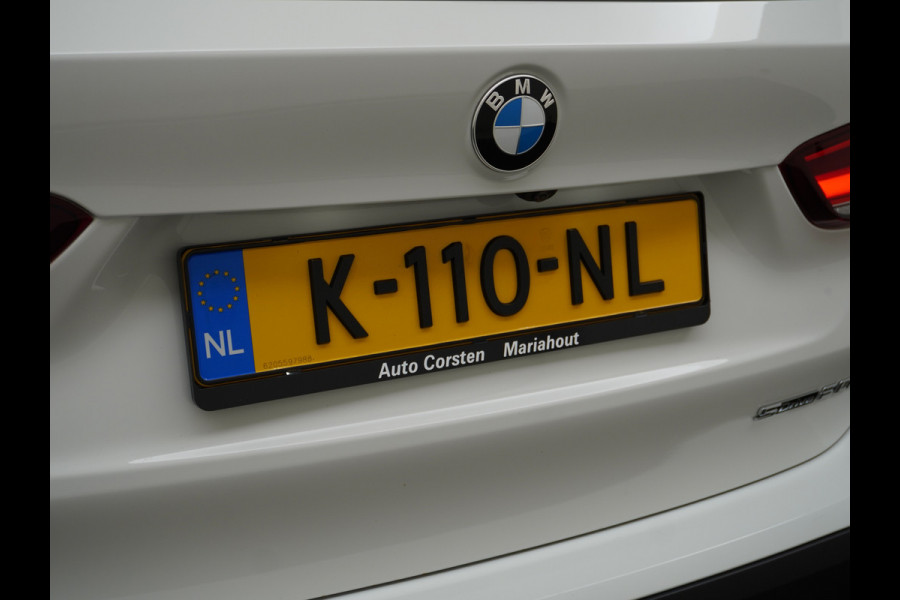 BMW X1 sDrive20i 192pk AUT-7 Sport/ Leer Pano-dak LED PDC-a+v Trekhaak Camera Navi-Pro Connected-Drive Dual-Ecc Cruise Control High Exe Keyless Stoelverwarming Led Elek.Achterklep Privacy Glas Mooie complete auto! 1800 kg trekvermogen!