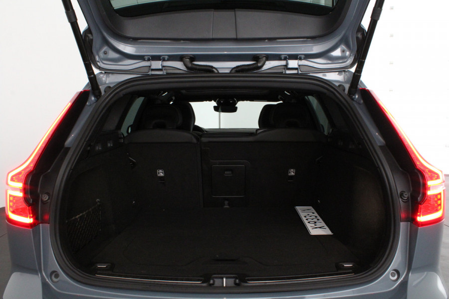 Volvo V60 2.0 B3 Plus Dark > Standkachel/Pano.schuif/Trekhaak/360 camera/Harman Kardon