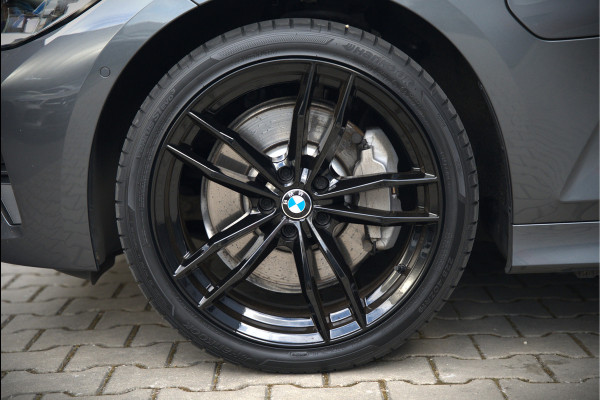 BMW 3-serie 330e eDrive Edition Sportline | Stoelverwarming | Cruise Control | Leer | Camera | Keyless | Apple Carplay | Ambiance Verlichting | HIFI | Parkeersensoren | Navigatie | NAP | Sport