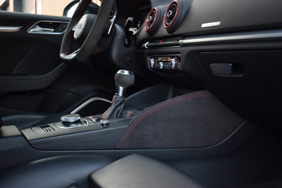 Audi RS3 Sportback 2.5 TFSI 400pk Quattro | Pano | Leer | B&O Audi RS3 Sportback 2.5 TFSI 400pk Quattro | Pano | Leer | B&O