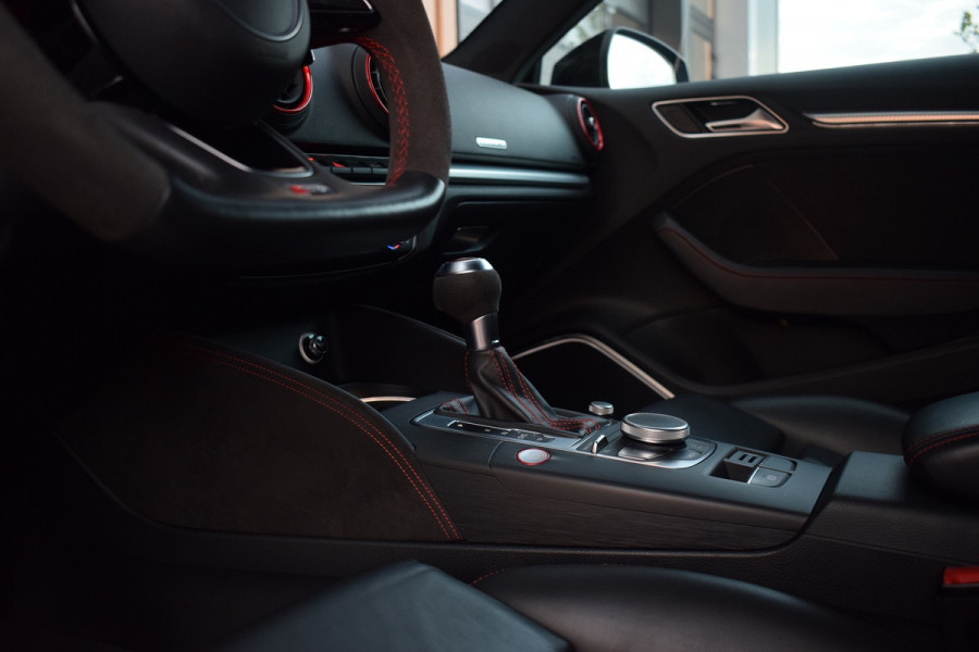 Audi RS3 Sportback 2.5 TFSI 400pk Quattro | Pano | Leer | B&O Audi RS3 Sportback 2.5 TFSI 400pk Quattro | Pano | Leer | B&O