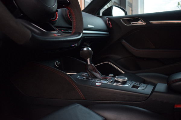 Audi RS3 Sportback 2.5 TFSI 400pk Quattro | Pano | Leer | B&O Audi RS3 Sportback 2.5 TFSI 400pk Quattro | Pano | Leer | B&O