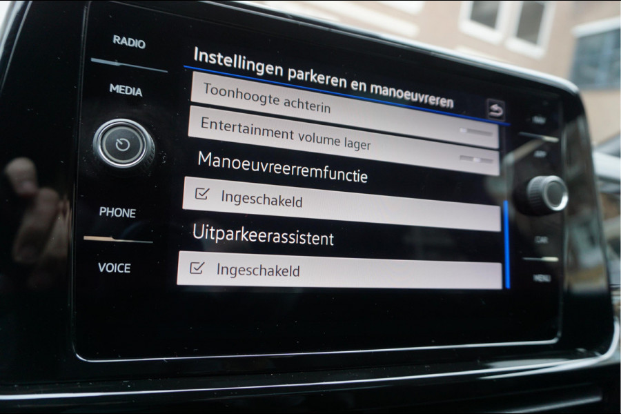 Volkswagen T-Roc 1.5 TSI R-Line Black Style | Facelift | Panoramadak | IQ light | Virtual cockpit | Adaptive + Lane departure | Apple Carplay | Sfeerverlichting | Dealer onderhouden Business+