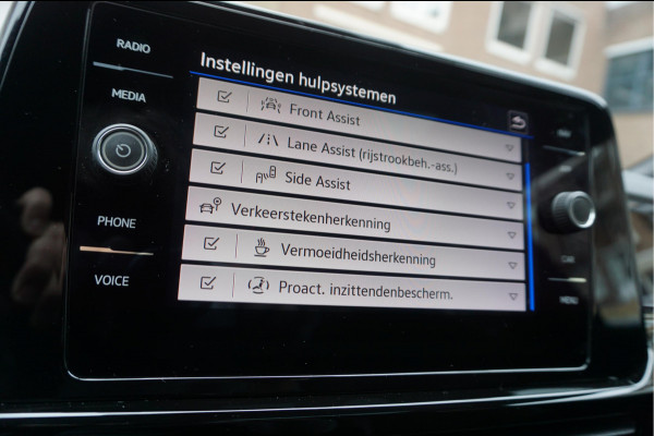 Volkswagen T-Roc 1.5 TSI R-Line Black Style | Facelift | Panoramadak | IQ light | Virtual cockpit | Adaptive + Lane departure | Apple Carplay | Sfeerverlichting | Dealer onderhouden Business+