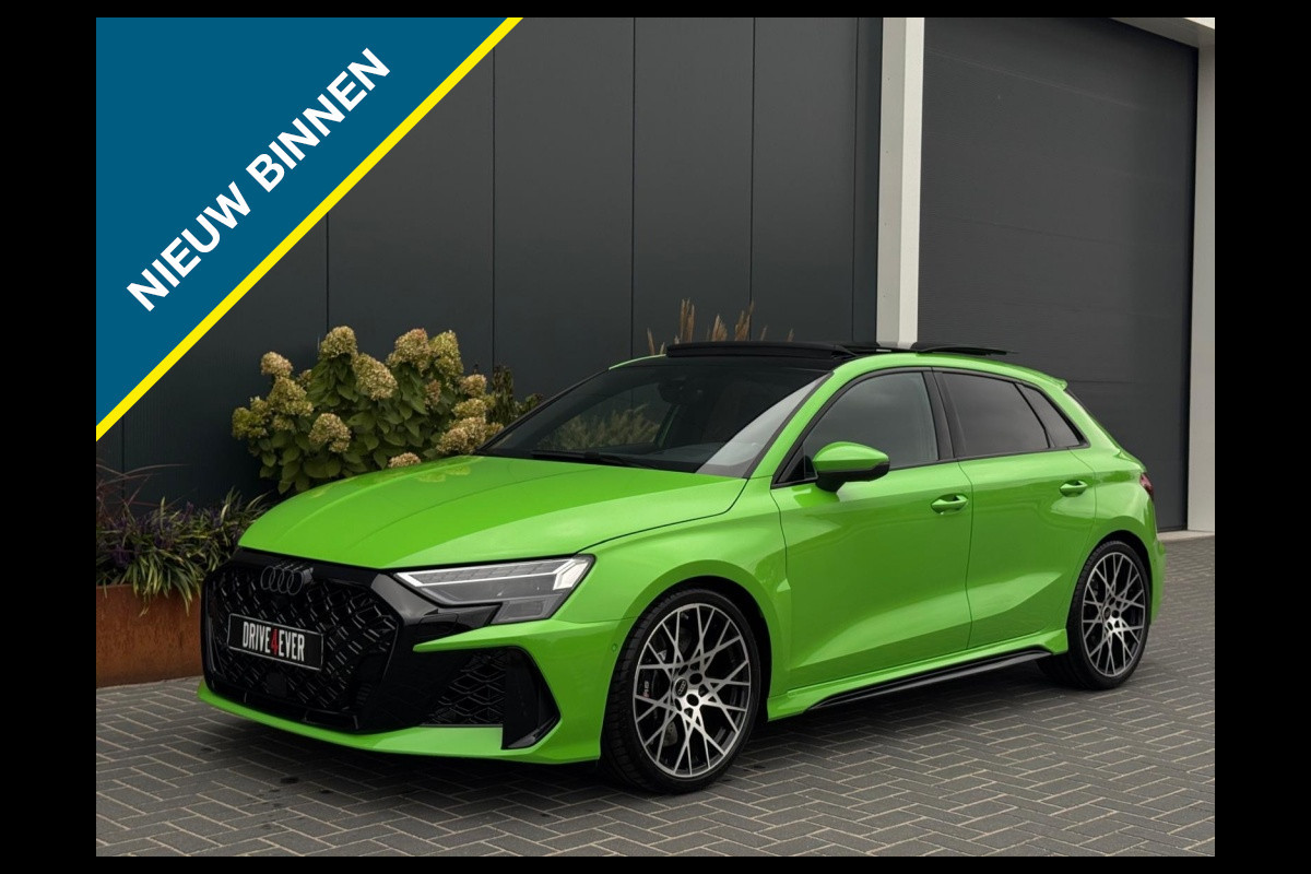 Audi RS3 Sportback 2.5 TFSI RS 3 quatt. NIEUW PANO NAVI CAMERA SPORTVELGEN Audi RS3 Sportback 2.5 TFSI RS 3 quatt. NIEUW PANO NAVI CAMERA SPORTVELGEN
