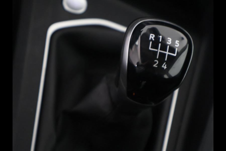 Volkswagen Golf 1.0 TSI Golf | Apple Carplay/Android Auto | Parkeersensoren Voor & Achter | Volkswagen Golf 1.0 TSI Golf | Apple Carplay/Android Auto | Parkeersensoren Voor & Achter |