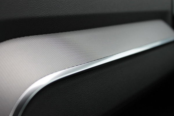 Volvo V60 T6 350PK Autm. Plug-in hybrid AWD Plus Dark Long Range / Google infotainment / Semi elekrisch wegklapbare trekhaak / Verwarmbare voorruit / Elektrisch bedienbare voorstoelen met geheugen / Verwarmbare voorstoelen