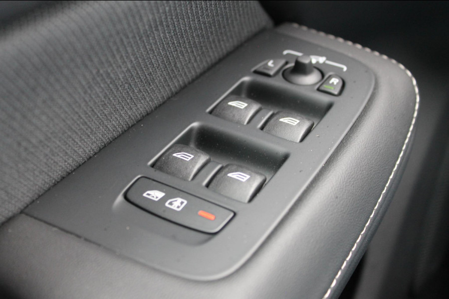 Volvo V60 T6 350PK Autm. Plug-in hybrid AWD Plus Dark Long Range / Google infotainment / Semi elekrisch wegklapbare trekhaak / Verwarmbare voorruit / Elektrisch bedienbare voorstoelen met geheugen / Verwarmbare voorstoelen