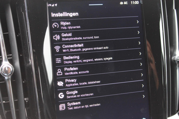 Volvo V60 T6 350PK Autm. Plug-in hybrid AWD Plus Dark Long Range / Google infotainment / Semi elekrisch wegklapbare trekhaak / Verwarmbare voorruit / Elektrisch bedienbare voorstoelen met geheugen / Verwarmbare voorstoelen