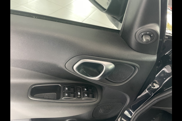 Fiat 500L 1.4 CROSS 4cil. Cruise control - Airco - Navigatie - Trekhaak - Parkeersensoren voor en achter - Stoelverwarming - Bluetooth - Mistlampen voor - Multifunctioneel stuurwiel - Licht metalen 17 inch - U-connect