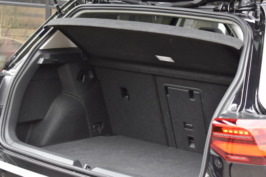 Volkswagen Golf 1.5 eTSI R Line IQ Pano Massage Stuurvw Sfeer D.Hoek ACC Lane