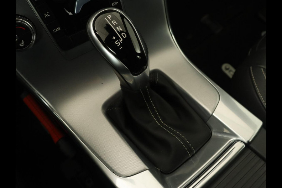 Volvo V60 1.5 T3 Polar+ Dynamic | Schuifdak | Trekhaak | Leder | Stoelverwarming | Xenon | Camera | Navigatie | Climate control