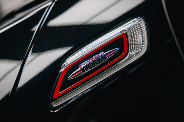 MINI Clubman 2.0 JCW ALL4 John Cooper Works Goed uitgevoerde Clubman JWC ALL4 Zwart met rood dak.