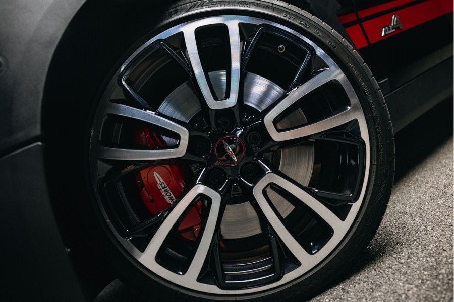 MINI Clubman 2.0 JCW ALL4 John Cooper Works Goed uitgevoerde Clubman JWC ALL4 Zwart met rood dak.