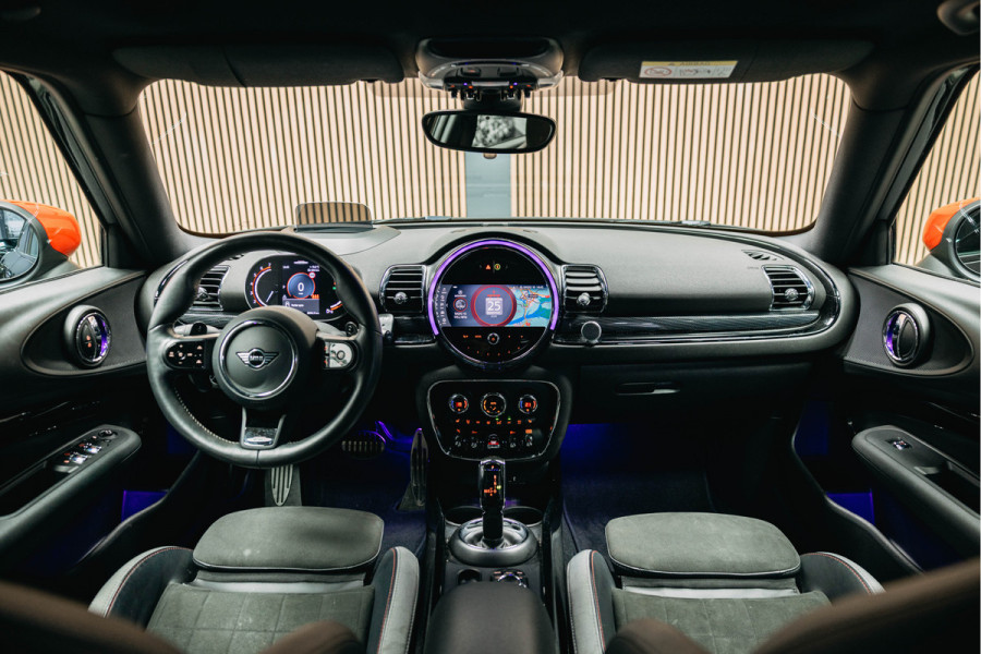 MINI Clubman 2.0 JCW ALL4 John Cooper Works Goed uitgevoerde Clubman JWC ALL4 Zwart met rood dak.