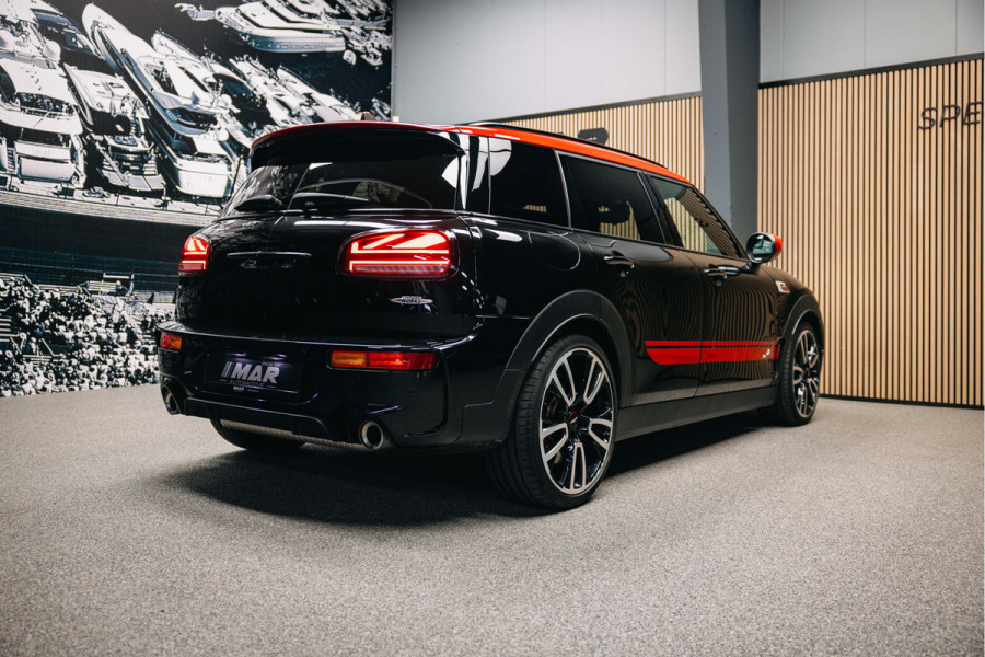 MINI Clubman 2.0 JCW ALL4 John Cooper Works Goed uitgevoerde Clubman JWC ALL4 Zwart met rood dak.