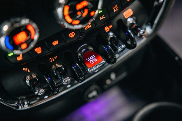MINI Clubman 2.0 JCW ALL4 John Cooper Works Goed uitgevoerde Clubman JWC ALL4 Zwart met rood dak.