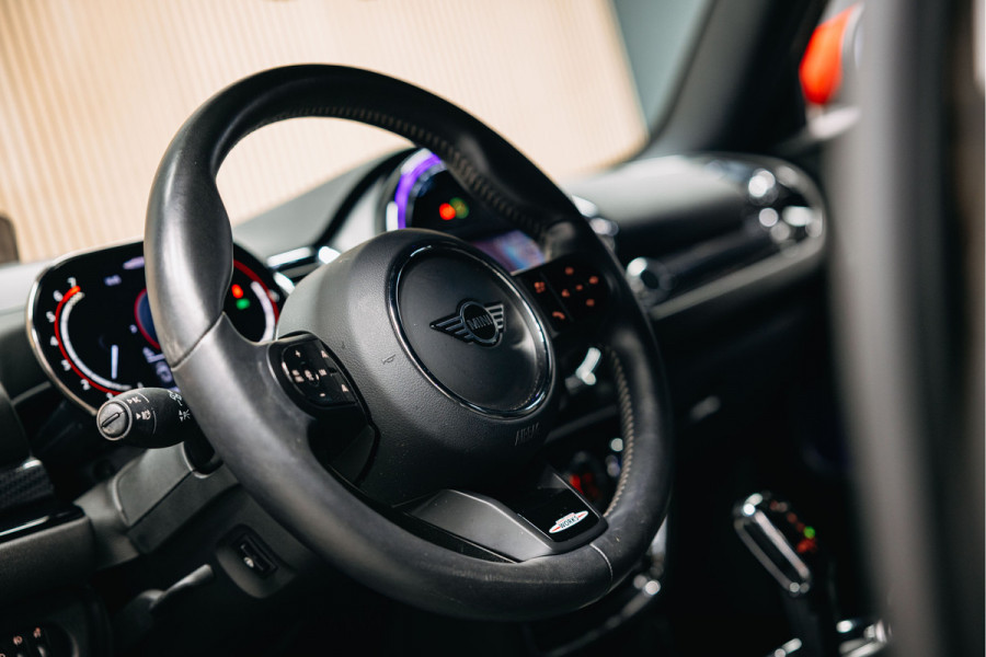 MINI Clubman 2.0 JCW ALL4 John Cooper Works Goed uitgevoerde Clubman JWC ALL4 Zwart met rood dak.