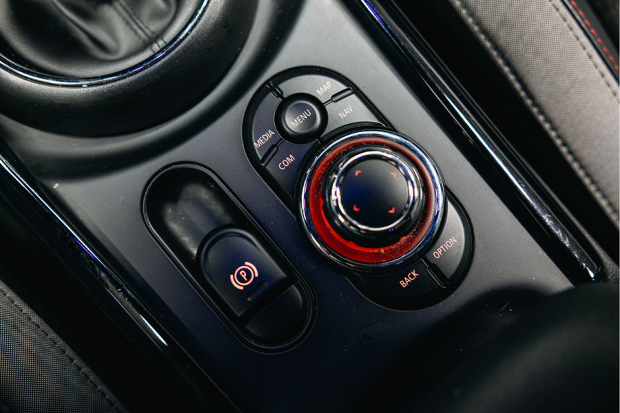 MINI Clubman 2.0 JCW ALL4 John Cooper Works Goed uitgevoerde Clubman JWC ALL4 Zwart met rood dak.