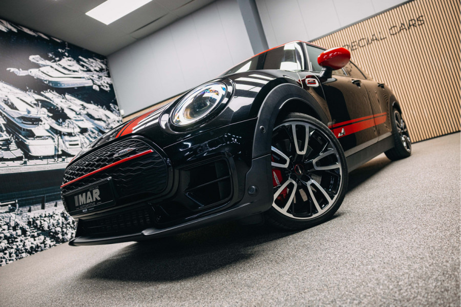 MINI Clubman 2.0 JCW ALL4 John Cooper Works Goed uitgevoerde Clubman JWC ALL4 Zwart met rood dak.