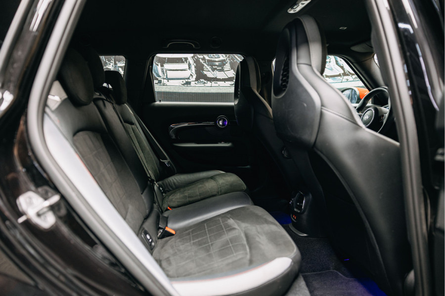MINI Clubman 2.0 JCW ALL4 John Cooper Works Goed uitgevoerde Clubman JWC ALL4 Zwart met rood dak.