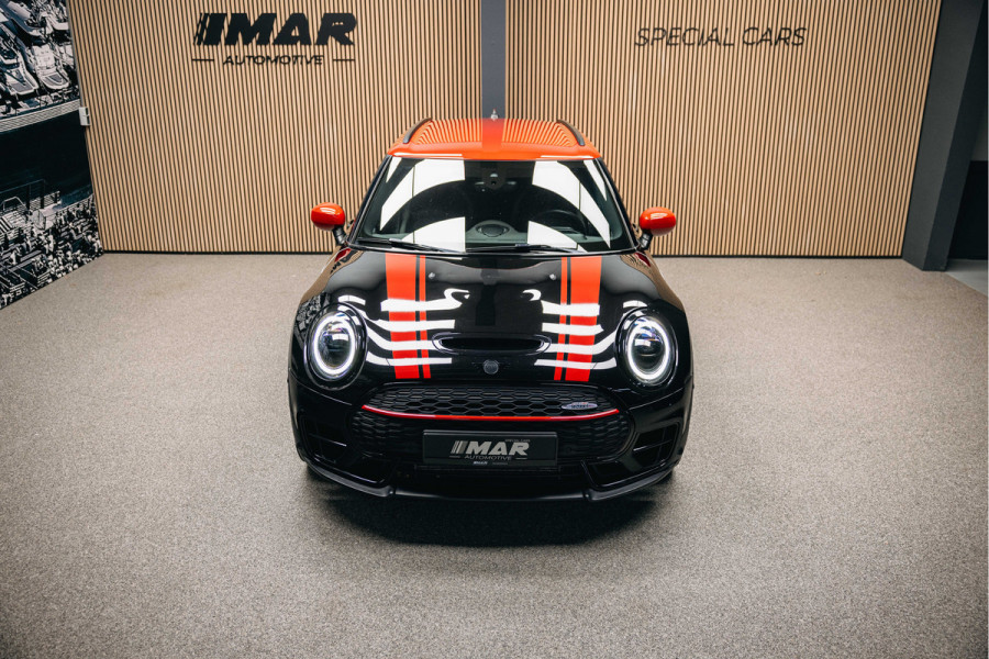 MINI Clubman 2.0 JCW ALL4 John Cooper Works Goed uitgevoerde Clubman JWC ALL4 Zwart met rood dak.