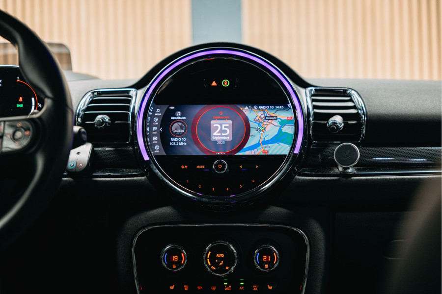 MINI Clubman 2.0 JCW ALL4 John Cooper Works Goed uitgevoerde Clubman JWC ALL4 Zwart met rood dak.