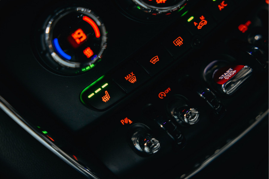 MINI Clubman 2.0 JCW ALL4 John Cooper Works Goed uitgevoerde Clubman JWC ALL4 Zwart met rood dak.