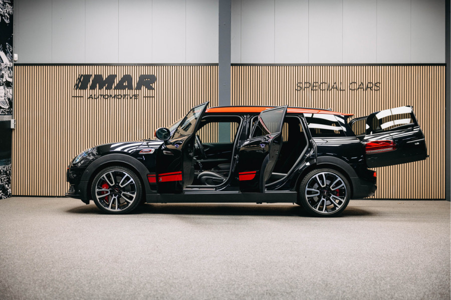 MINI Clubman 2.0 JCW ALL4 John Cooper Works Goed uitgevoerde Clubman JWC ALL4 Zwart met rood dak.