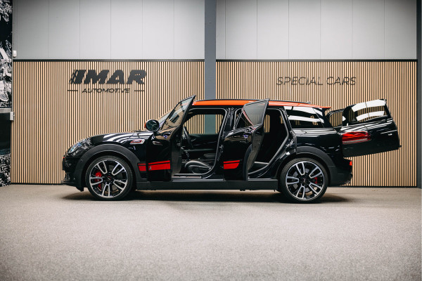 MINI Clubman 2.0 JCW ALL4 John Cooper Works Goed uitgevoerde Clubman JWC ALL4 Zwart met rood dak.