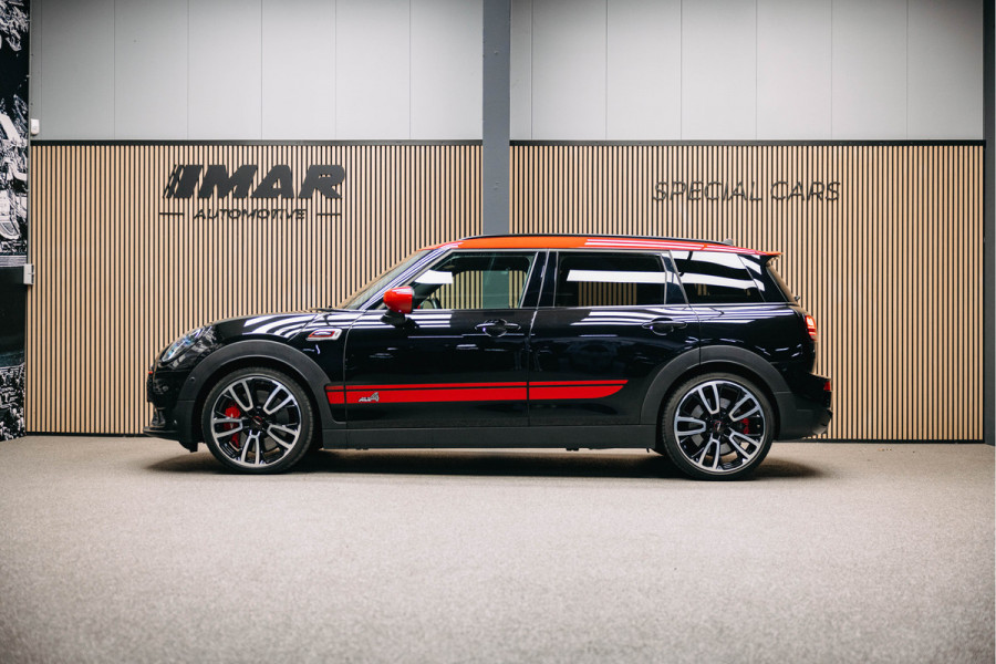 MINI Clubman 2.0 JCW ALL4 John Cooper Works Goed uitgevoerde Clubman JWC ALL4 Zwart met rood dak.