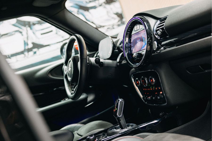 MINI Clubman 2.0 JCW ALL4 John Cooper Works Goed uitgevoerde Clubman JWC ALL4 Zwart met rood dak.