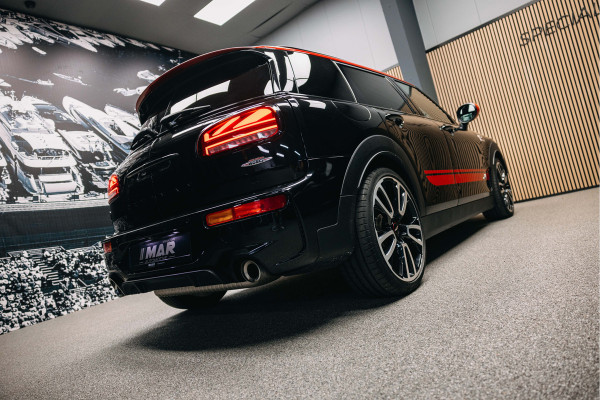 MINI Clubman 2.0 JCW ALL4 John Cooper Works Goed uitgevoerde Clubman JWC ALL4 Zwart met rood dak.