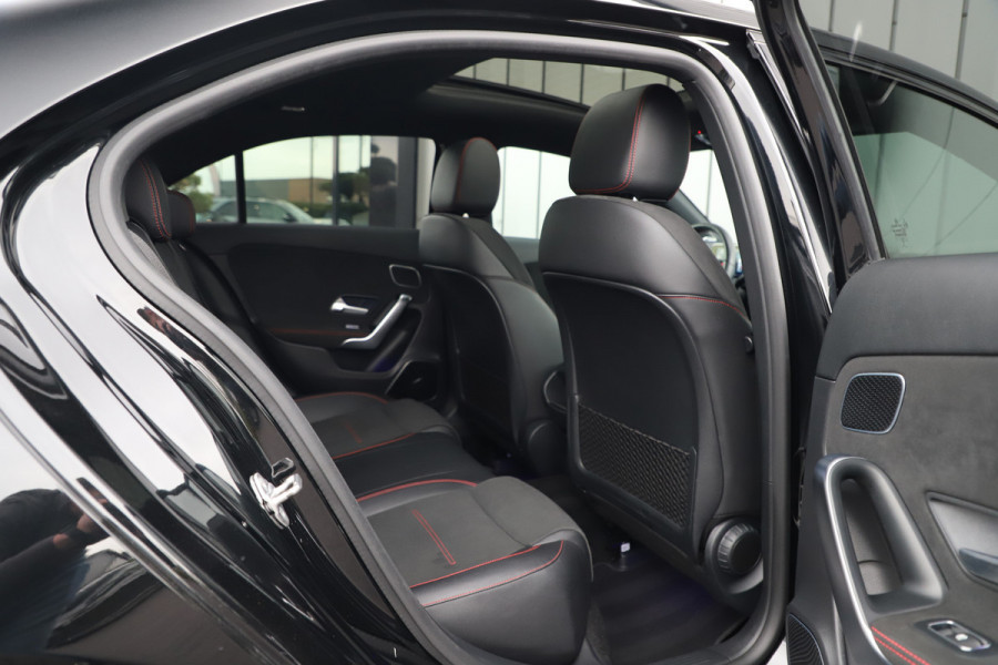 Mercedes-Benz A-Klasse 250 AMG Sedan | 224PK | Pano | Sfeerverlichting | Burmester | Multibeam | Stoelverwarming | Standkachel | 2019.