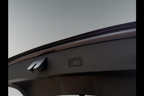 Volkswagen T-Roc 1.5 TSI 150pk DSG R-Line | Acc | Side assist | Camera Volkswagen T-Roc 1.5 TSI 150pk DSG R-Line | Acc | Side assist | Camera