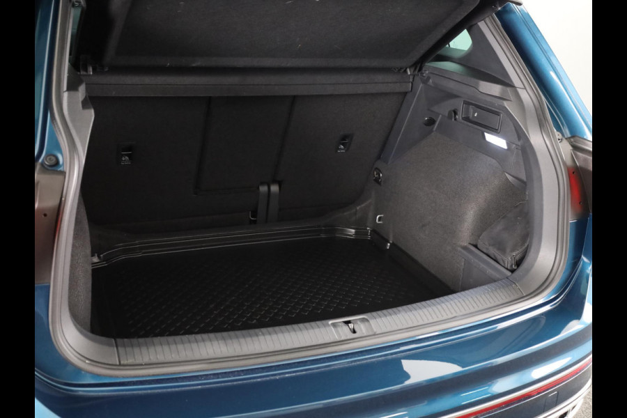 Volkswagen Tiguan 1.5 TSI R-Line Business 150PK | Automaat (DSG) | Panoramadak | Wegklapbare trekhaak | Camera | Stoelverwarming
