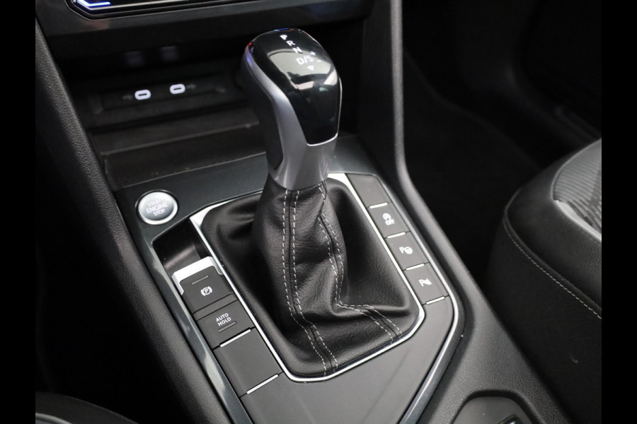 Volkswagen Tiguan 1.5 TSI R-Line Business 150PK | Automaat (DSG) | Panoramadak | Wegklapbare trekhaak | Camera | Stoelverwarming