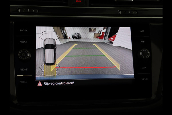 Volkswagen Tiguan 1.5 TSI R-Line Business 150PK | Automaat (DSG) | Panoramadak | Wegklapbare trekhaak | Camera | Stoelverwarming