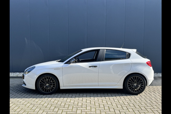 Alfa Romeo Giulietta 1.4 Turbo MultiAir Super TCT Automaat | Climate Control | 18" Lichtmetalen Velgen | Stoelverwarming | Trekhaak Alfa Romeo Giulietta 1.4 Turbo MultiAir Super TCT Automaat | Climate Control | 18" Lichtmetalen Velgen | Stoelverwarming | Trekhaak