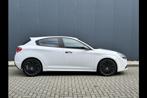 Alfa Romeo Giulietta 1.4 Turbo MultiAir Super TCT Automaat | Climate Control | 18" Lichtmetalen Velgen | Stoelverwarming | Trekhaak Alfa Romeo Giulietta 1.4 Turbo MultiAir Super TCT Automaat | Climate Control | 18" Lichtmetalen Velgen | Stoelverwarming | Trekhaak